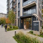 Apartment_building_entrance_with…_202606200924_5.jpeg