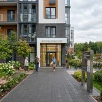 Apartment_building_entrance_with…_202606200924_8.jpeg