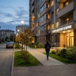 Новостройки Перми Кронштадтская улица недвижимость в Перми от застройщиков Перми с семейной ипотекой Person_walking_toward_apartment_…_202606200924_4.jpeg